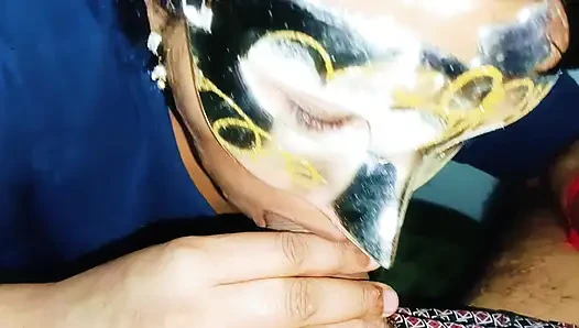 Desi bhabhi gibt blowjob bis zum cumshot im mund - geile neha bhabhi blowjob gesichtsfick-video mit klarer Hindi-stimme