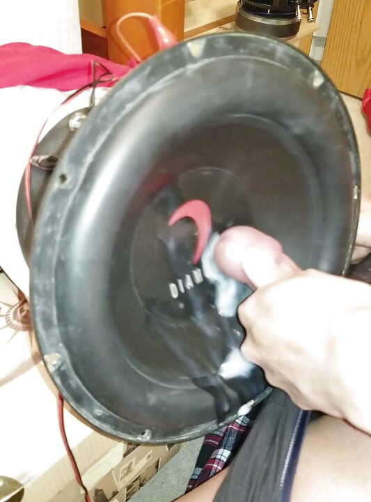 Ogroman mlaz sperme na subwooferu