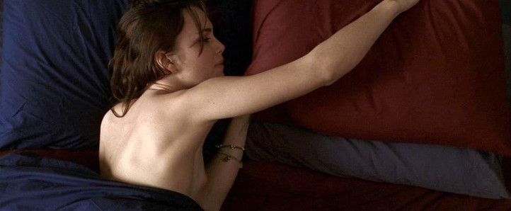 Keira Knightley baise nue dans la veste sur scandalplanet.com