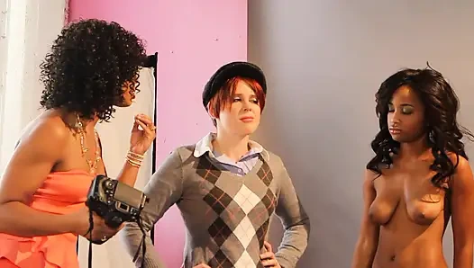 Muhteşem siyah güzeller ve beyaz sürtük amcık yalıyor