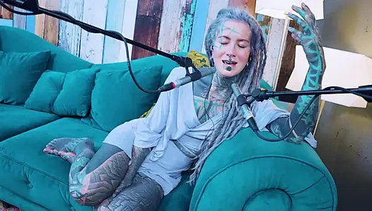 Aku lagi ngomongin tentang p - passion - asmr podcast sfw lagi ngobrol sama model bertato rambut gimbal gotik
