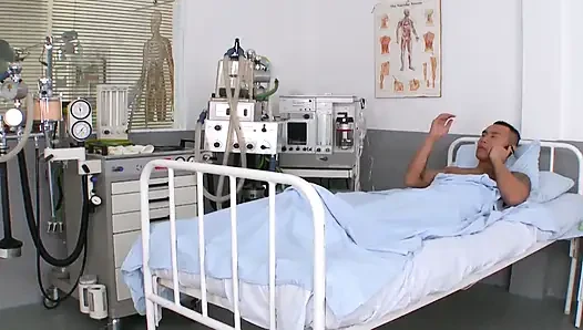Fransa'dan ayak yalayan hemşire hastanede sikiliyor
