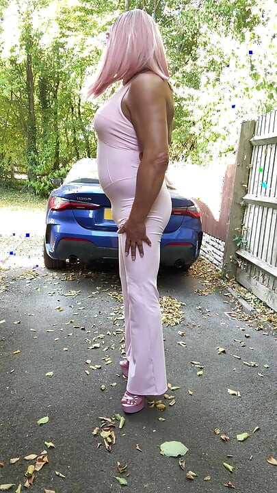 Crossdresser kellycd2022 u ružičastom kombinezonu i štiklama