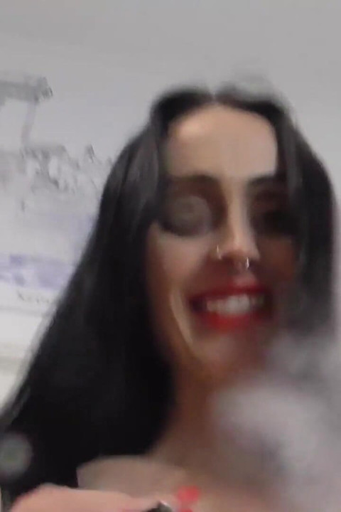 Tamna gotička divovka pljuje na tebe!