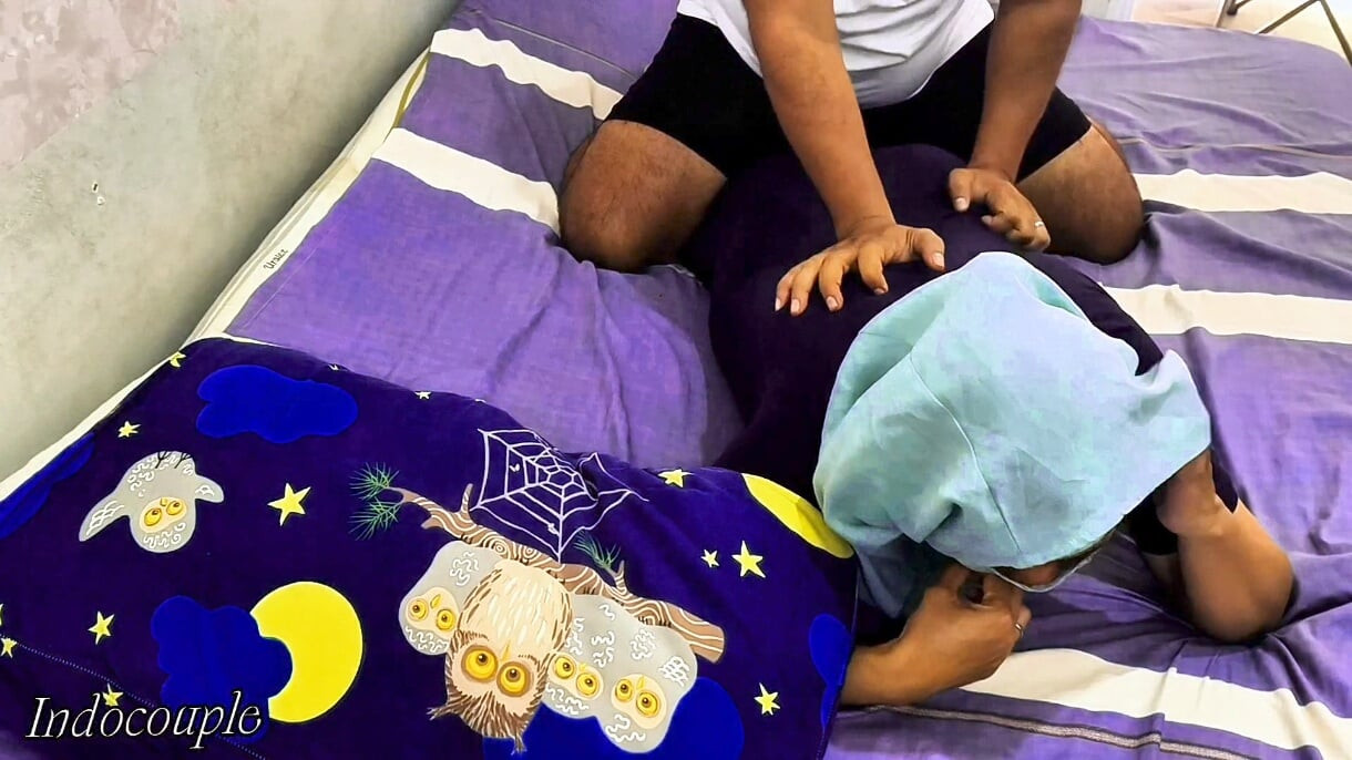 Sensuell massasje med en sexy jente i miniskjørt og kebaya som nyter massasjen