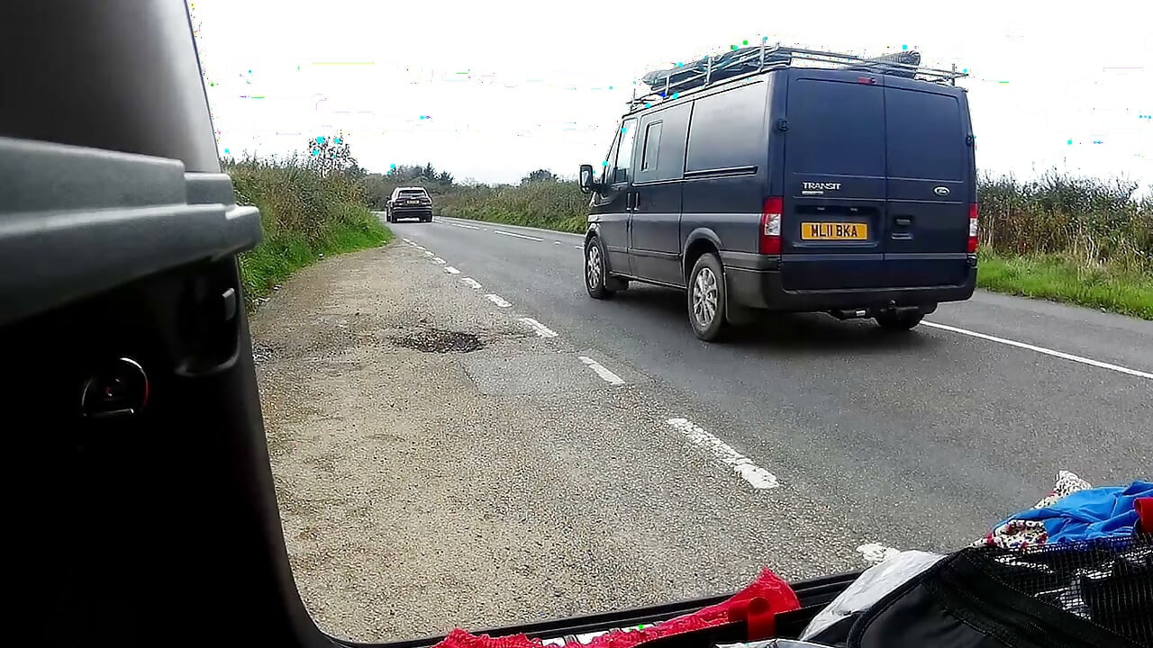 Estacionado al lado de la carretera y cambiándome a ropa de travesti, ¡un poco de viento!