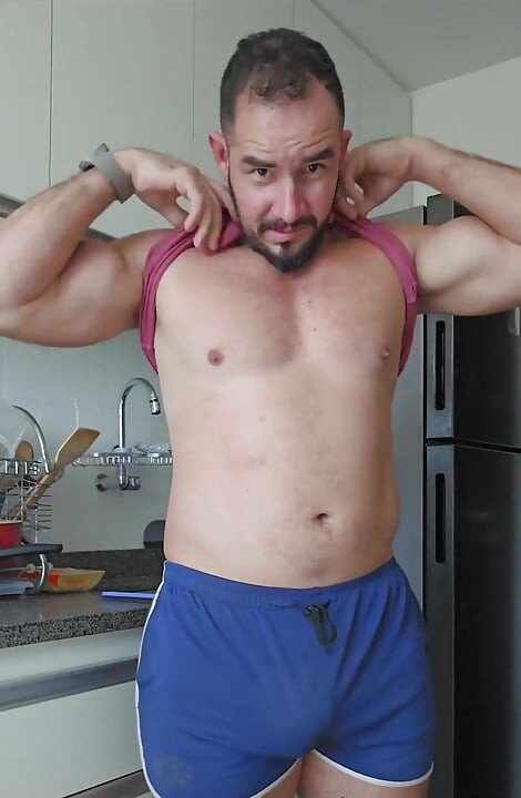 Olha como ele fica grosso usando esse anel de pau