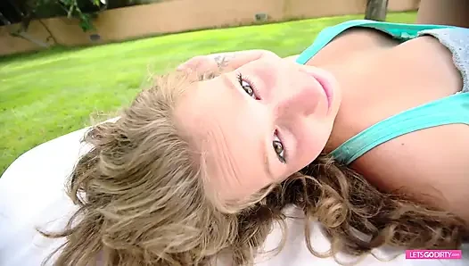 Sexy teen macht yoga und masturbiert im freien