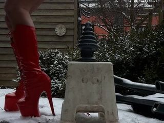 Nieve exterior - tacones sissy rojos de 17 cm de altura extrema - rubio