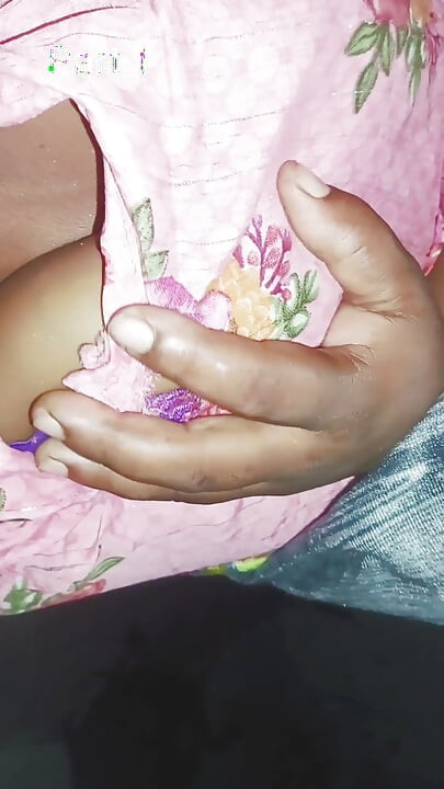 Soti hoi bhabhi ko cuchi daba ke pela part 1