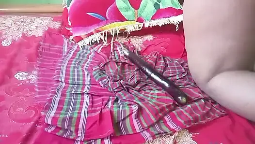 Saya bersenang-senang dengan memasukkan terong dari sisi belakang.