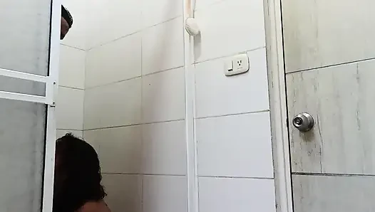 Mein stiefvater ist wirklich geil und fickt mich im badezimmer. Nutzen sie, dass meine stiefmutter nicht hier ist