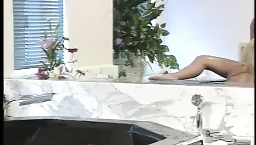 Satu per satu aksi lesbian beruap berlangsung di bak mandi
