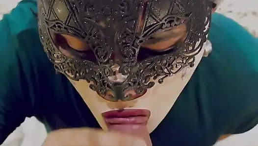 Istri hot ini nyepong kontol suaminya sebelum ketemu orang asing