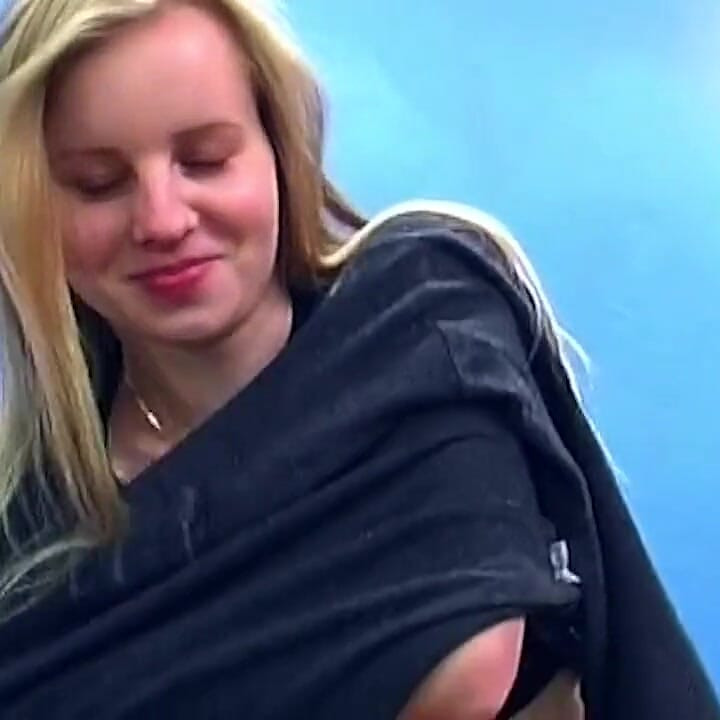 Blondine stoot glazen dildo diep in nat poesje