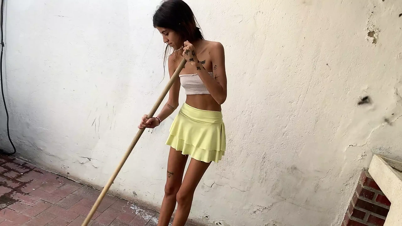 当我的继父不在的时候，我借此机会在Wespedes房间里操我的继妹