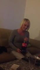 Deense blondine drinkt sperma