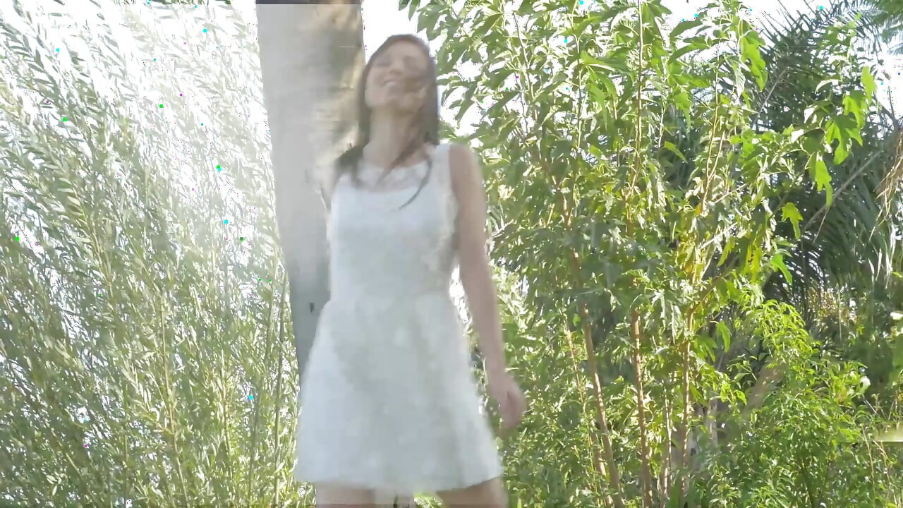 Dwie gorące brunetki bawią się ze sobą