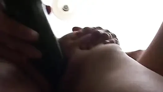 Kıllı nine yarağının ve salatalık sikişinin tadını çıkarıyor ve yaşlı sikicisini sikiyor