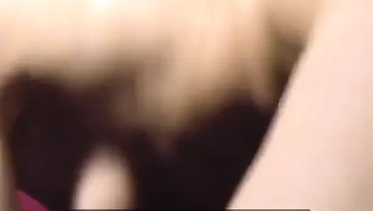 Seksi sarışın barmen ağzına boşaltıyor