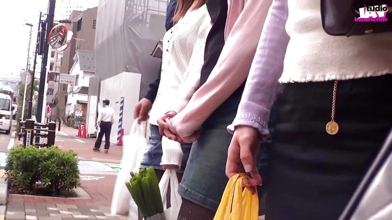 꽉 찬 버스에서 긴장을 풀고 노는 유혹하는 마누라