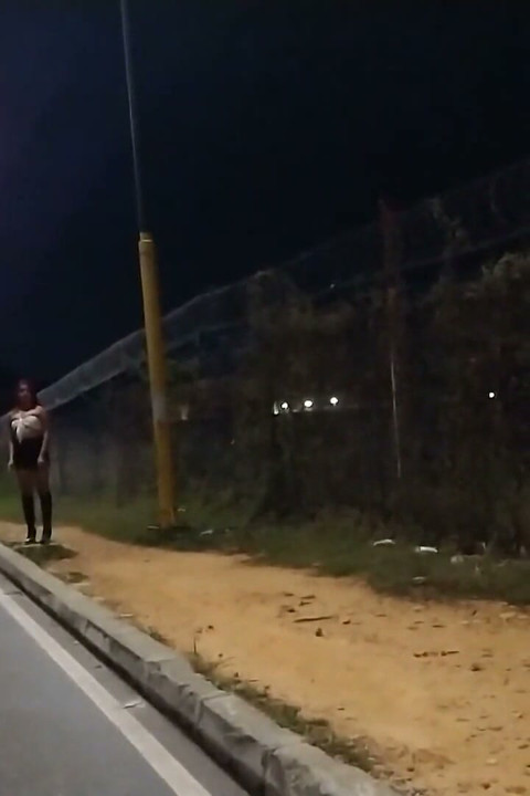 Şeker yakalamak için sokaklarda yürüyor