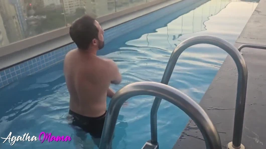 Ich traf meinen Nachbarn am Pool. Er rief mich zu sich nach Hause. Am Ende ließ ich ihn meine Muschi und meinen Arsch ficken, bis er kam.