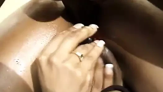 Удивительной чернокожей трахают в задницу, пока она мастурбирует игрушкой ее киску