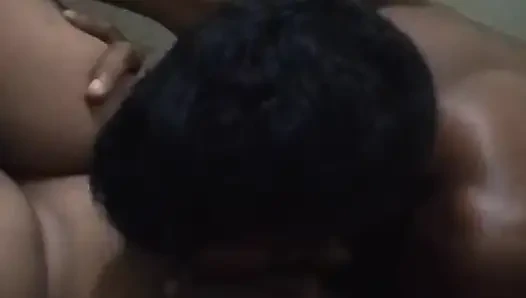 Hintli sevimli kız pembe amcık seviyor