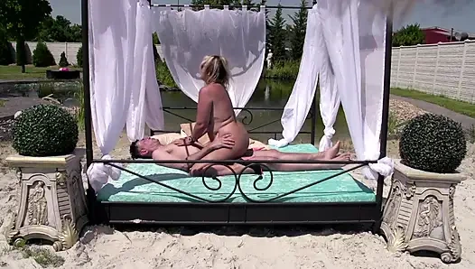 Телочка-блондинка с большими сиськами делает хорошую дрочку сиськами на улице