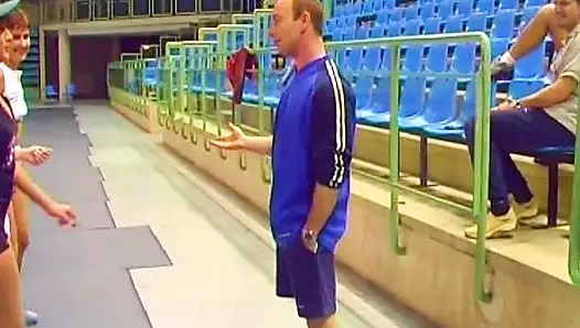 Sevimli Fransız genç kız soyunma odasında sikiliyor