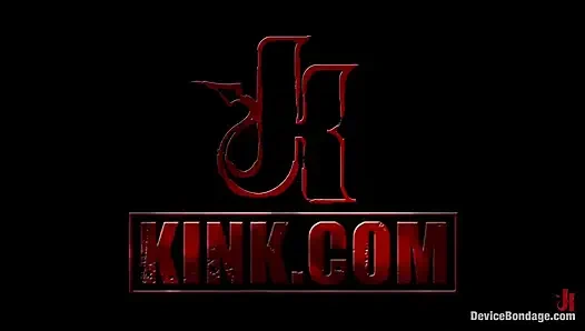 Claire dames toket besarnya, diikat dan diminyaki. Tubuhnya menyebar dan tersiksa.