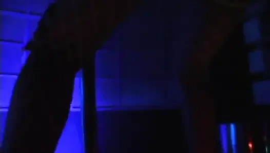 Model ebony yang menakjubkan dengan rambut kuning mendapat kontol di dalam lubangnya selama pesta