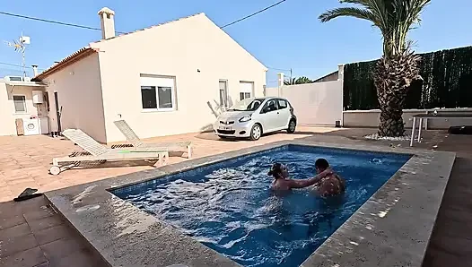 Vahşi üvey kız kardeş havuzda benimle