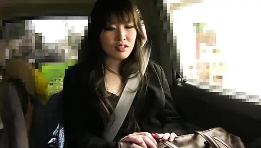 Minyon Japon orta yaşlı seksi kadın Kazue Yabuta'nın yarağa ihtiyacı var