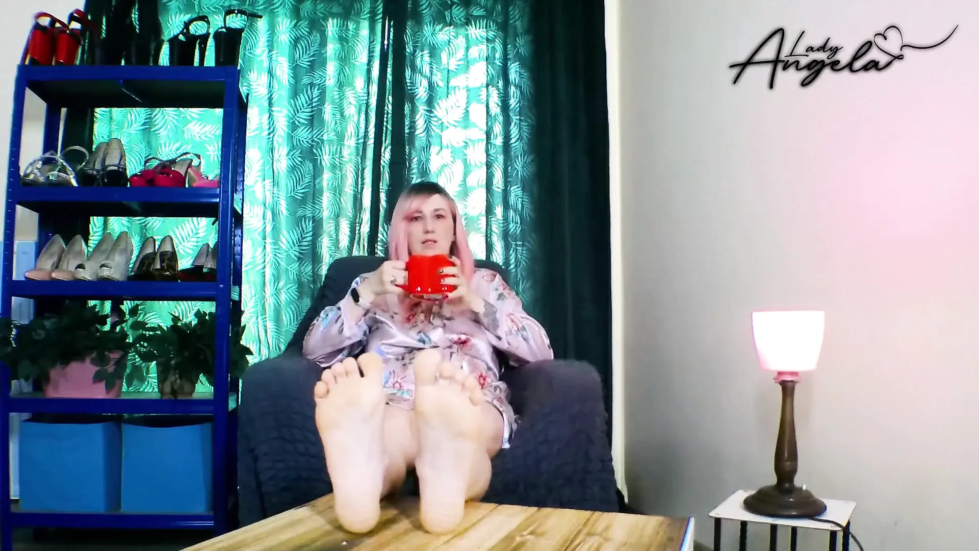 Longing for Soles -lady Angela Nakes You Sniff Her Feet