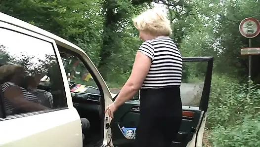 Doğal saçlı sarışın olgun Alman ev hanımı evde sikiliyor #3