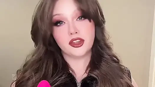 Dommy üvey anne itaatkarını aşağılıyor