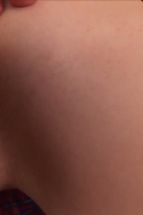 Sexy mädchen fingert sich, dann fickt ein riesiger schwanz sie hart