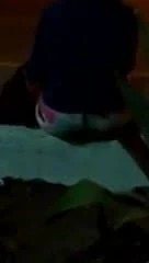 Nalgona perfecta esperando bus