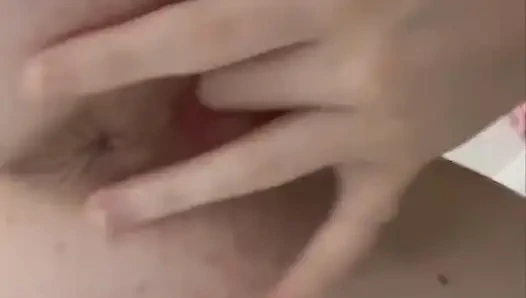 Banyoda amcığımla oynuyorum