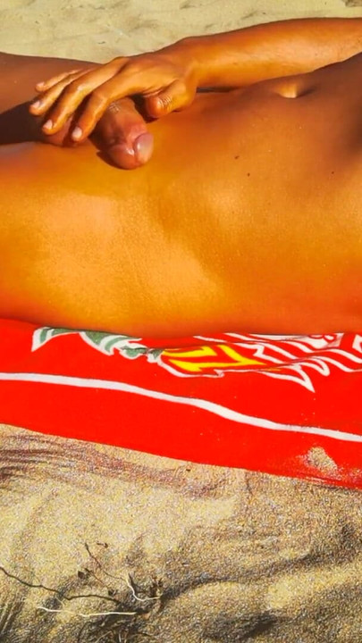 Snažan trenutak iz "Očajnički želim svršiti nakon cijelog dana gledanja tinejdžera na nudističkoj plaži"