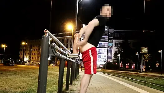 Tramvay istasyonunda halka açık anal dildo yolculuğu