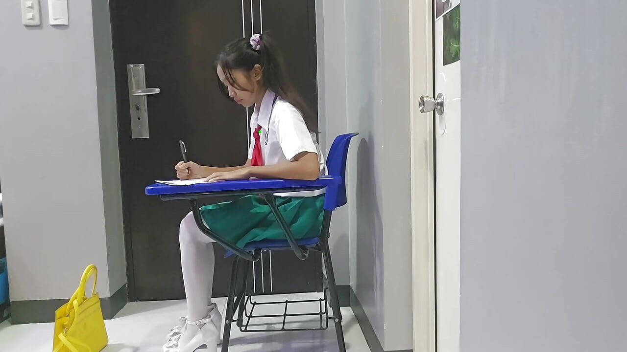 Desesperada estudante faz xixi