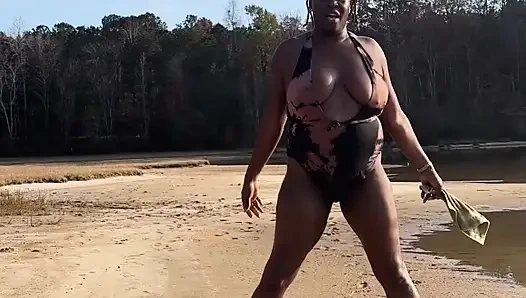 ЧЕРНОКОЖАЯ ПУМА ТВЕРКАЕТ НА ПЛЯЖЕ В КУПАЛЬНИКЕ