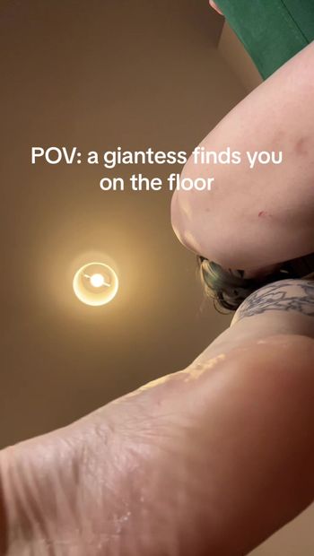 la gigantessa ti trova sul pavimento