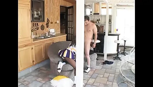 Pemandu sorak kulit hitam memiliki kontol besar yang keras untuk memeknya yang basah