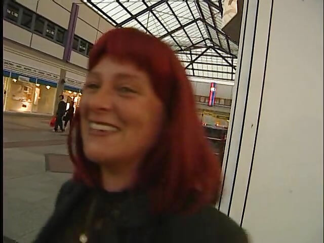 Si matang berambut merah menghisap zakarnya dalam sudut pandangan pertama