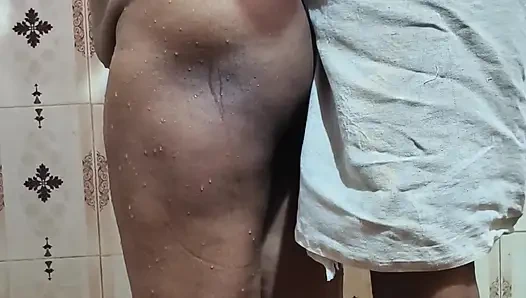 Indisches mallu-mädchen badet und sie braucht mehr enges ficken