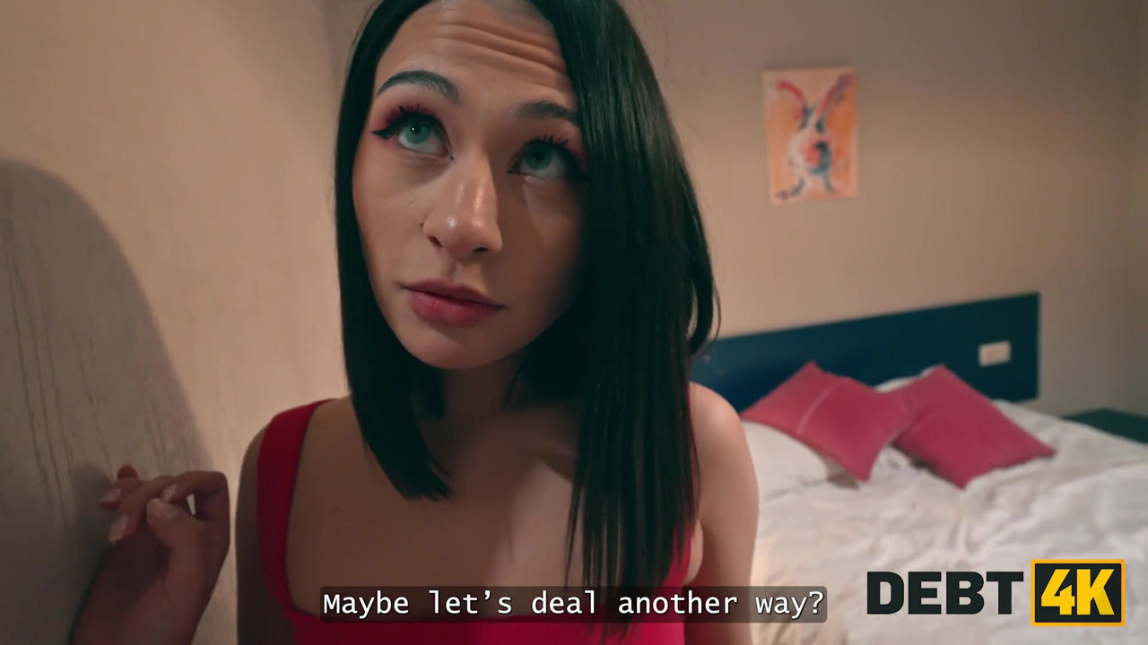 DEBT4k。小さな自然な胸を持つロシアのブルネット女性が部屋でタバコを吸っているところを見つかり、罰せられた